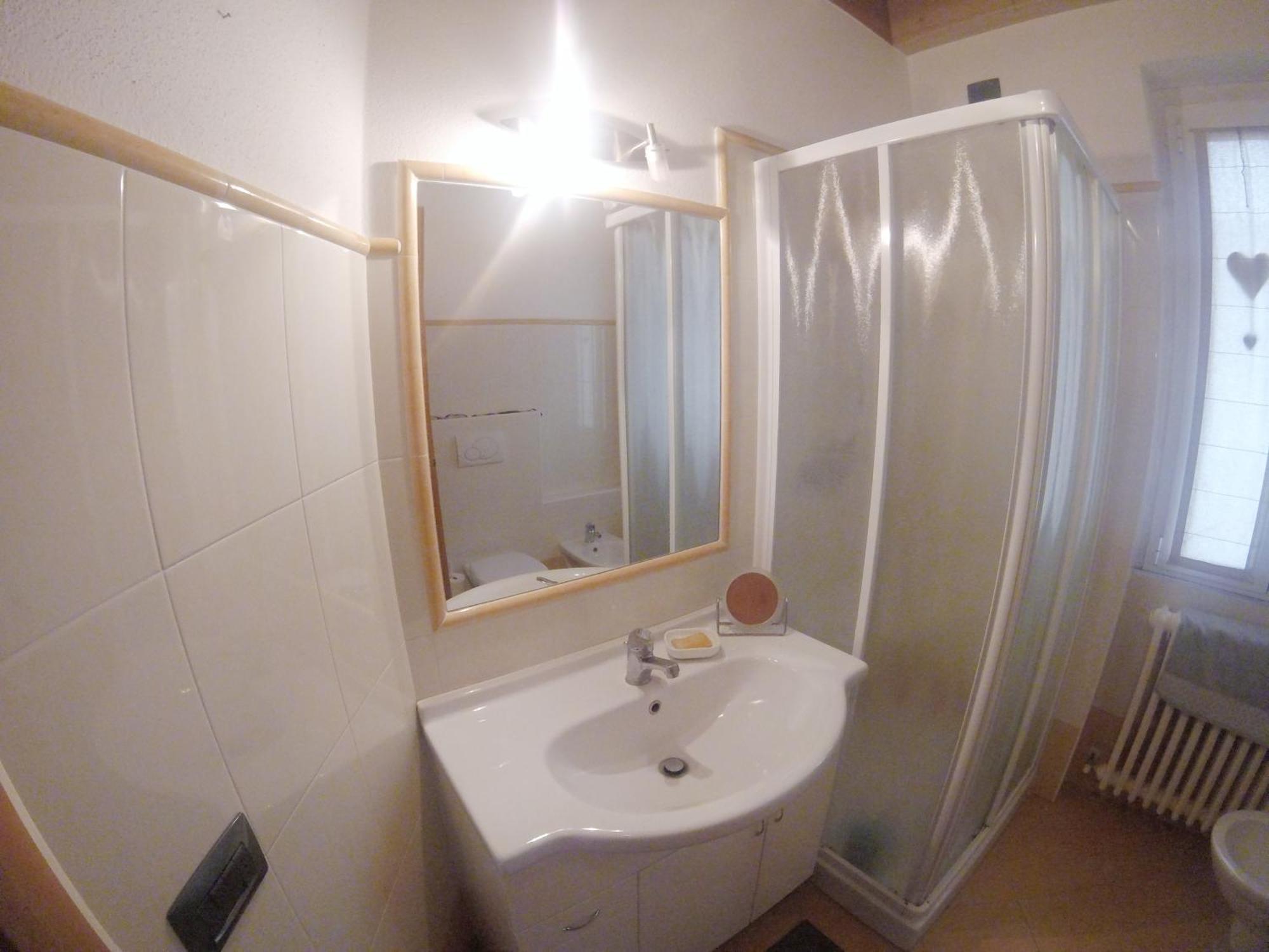 White Garden - Apartment With Access To The Lake Льерна Экстерьер фото