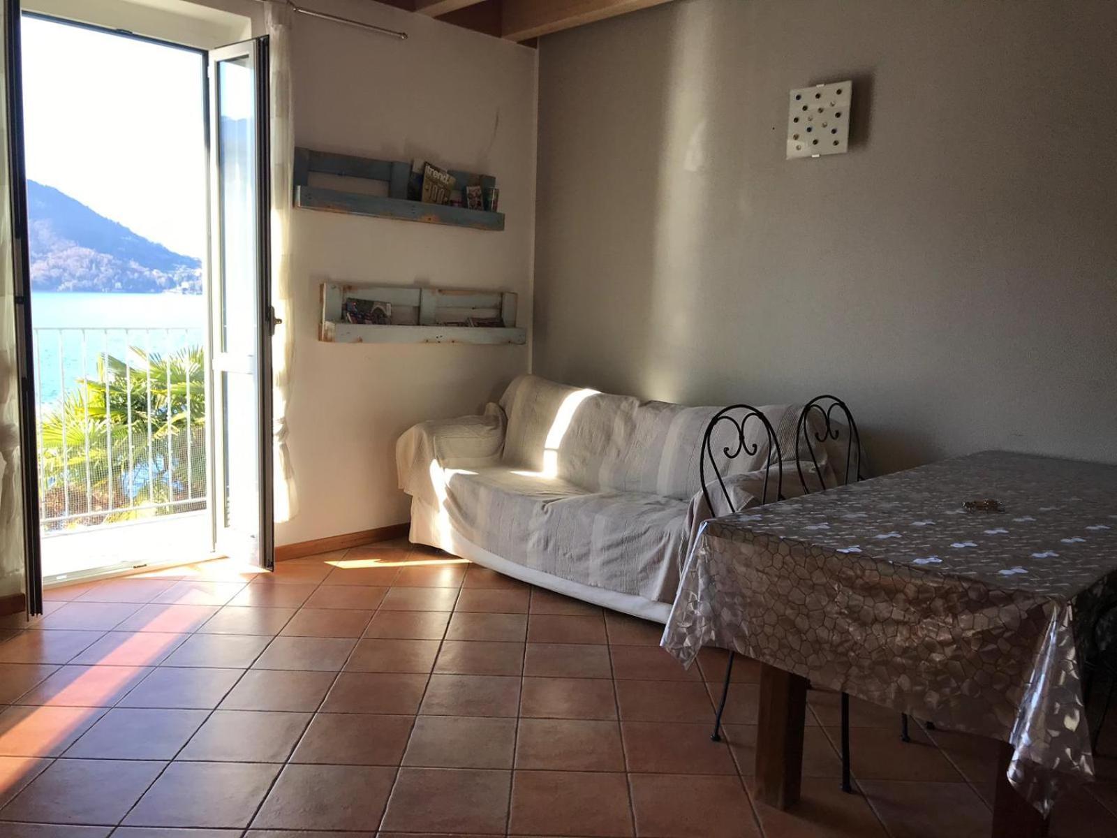 White Garden - Apartment With Access To The Lake Льерна Экстерьер фото